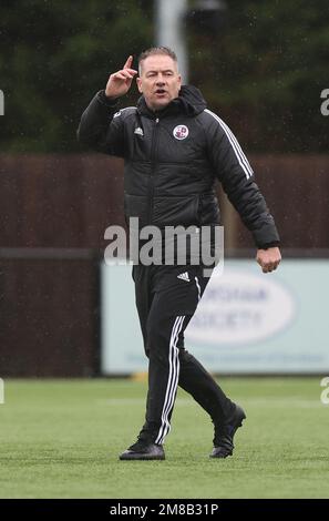 Horsham, Großbritannien. 13. Januar 2023. Scott Lindsey absolviert sein erstes Training als Manager von Crawley Town im Camping World Stadium in Horsham. Kredit: James Boardman/Alamy Live News Stockfoto
