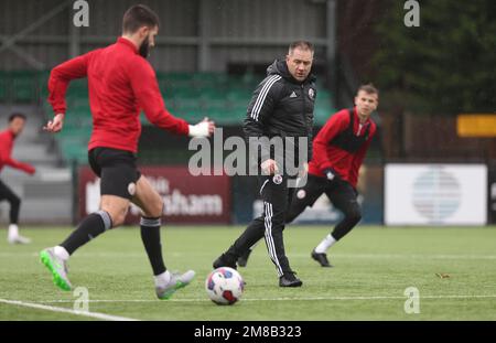 Horsham, Großbritannien. 13. Januar 2023. Scott Lindsey absolviert sein erstes Training als Manager von Crawley Town im Camping World Stadium in Horsham. Kredit: James Boardman/Alamy Live News Stockfoto