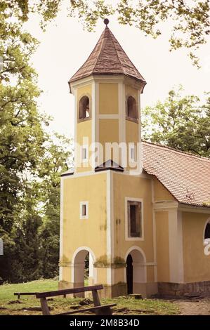 Altes Herrenhaus in Slowenien. Architektur einer historischen Villa mit gelben Wänden. Hochwertiges Foto Stockfoto