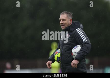 Horsham, Großbritannien. 13. Januar 2023. Scott Lindsey absolviert sein erstes Training als Manager von Crawley Town im Camping World Stadium in Horsham. Kredit: James Boardman/Alamy Live News Stockfoto