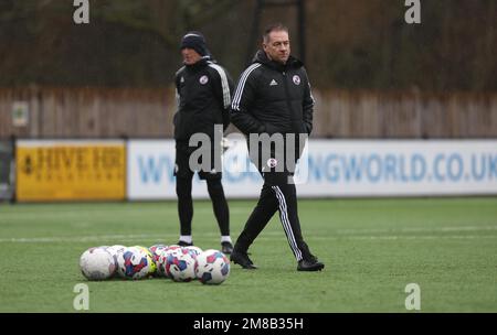 Horsham, Großbritannien. 13. Januar 2023. Scott Lindsey absolviert sein erstes Training als Manager von Crawley Town im Camping World Stadium in Horsham. Kredit: James Boardman/Alamy Live News Stockfoto