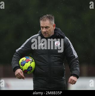 Horsham, Großbritannien. 13. Januar 2023. Scott Lindsey absolviert sein erstes Training als Manager von Crawley Town im Camping World Stadium in Horsham. Kredit: James Boardman/Alamy Live News Stockfoto
