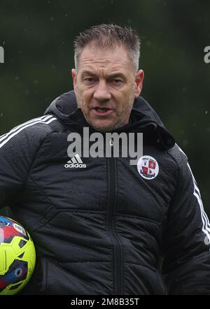 Horsham, Großbritannien. 13. Januar 2023. Scott Lindsey absolviert sein erstes Training als Manager von Crawley Town im Camping World Stadium in Horsham. Kredit: James Boardman/Alamy Live News Stockfoto