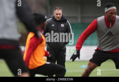 Horsham, Großbritannien. 13. Januar 2023. Scott Lindsey absolviert sein erstes Training als Manager von Crawley Town im Camping World Stadium in Horsham. Kredit: James Boardman/Alamy Live News Stockfoto