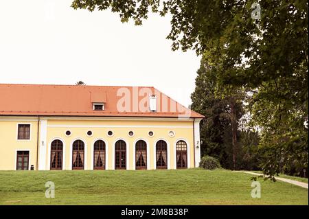 Altes Herrenhaus in Slowenien. Architektur einer historischen Villa mit gelben Wänden. Hochwertiges Foto Stockfoto