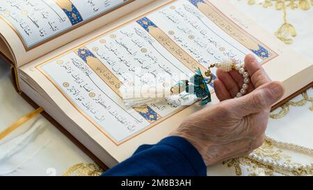 Der Ramadan 2023 findet zwischen dem 23. März und dem 21. April statt. Alte Frau, die den heiligen Koran in Ramadan liest. Willkommen Ramadan. 13. Januar 2023 - Istanbul, Türkei. Stockfoto