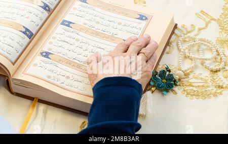 Der Ramadan 2023 findet zwischen dem 23. März und dem 21. April statt. Alte Frau, die den heiligen Koran in Ramadan liest. Willkommen Ramadan. 13. Januar 2023 - Istanbul, Türkei. Stockfoto