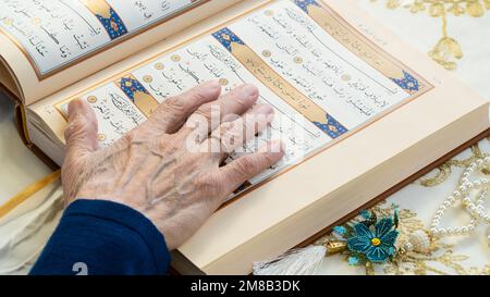 Der Ramadan 2023 findet zwischen dem 23. März und dem 21. April statt. Alte Frau, die den heiligen Koran in Ramadan liest. Willkommen Ramadan. 13. Januar 2023 - Istanbul, Türkei. Stockfoto