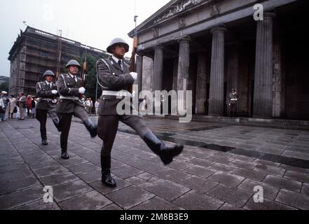 Der Wachwechsel findet im Neuen Wache (New Guard House) des 19. Jahrhunderts statt. Das Gebäude in Ostberlin wurde als „Denkmal für die Opfer des Faschismus und des Militarismus“ nach dem Zweiten Weltkrieg gewidmet Basis: Berlin Land: Deutschland / Deutschland (DEU) Stockfoto