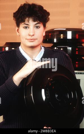 AIRMAN 1. Klasse Shelly Drain enthält eine Festplatte, die in einem Computer des Berliner Flugsicherheitszentrums (BASC) verwendet wird. Das Personal des Zentrums, das zivile und militärische Flüge von und nach Westberlin überwacht, hat Zugang zu den neuesten Flugsicherungsgeräten, geschätzt auf. Basis: Berlin Land: Deutschland / Deutschland (DEU) Stockfoto