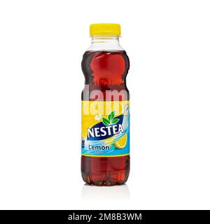 Tallinn, Estland - Januar 2023: Nestea-Tee. Schwarzer Eistee mit Zitrone von Nestea auf Weiß. Stockfoto