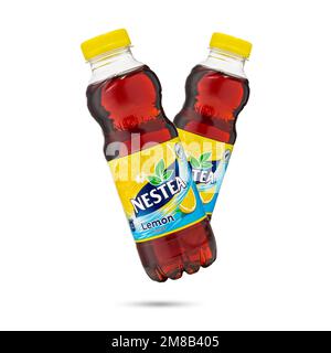 Tallinn, Estland - Januar 2023: Nestea-Tee. Schwarzer Eistee mit Zitrone von Nestea auf Weiß. Stockfoto