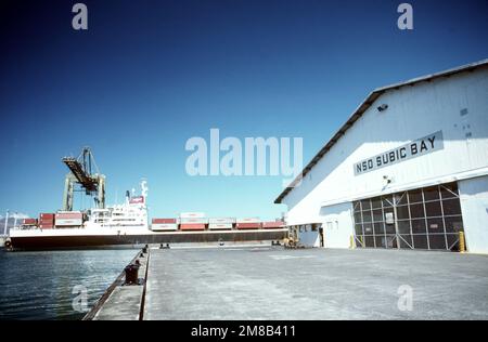 DAS vom Sealift-Kommando gecharterte Containerschiff President TAFT liegt an einem Pier zum Entladen. Basis: Naval Supply Depot, Subic Bay Bundesstaat: Luzon Land: Philippinen (PHL) Stockfoto