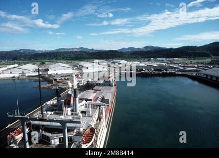 Das vom Sealift-Kommando gecharterte Containerschiff PRÄSIDENT TAFT an einem Pier, der entladen werden soll. Basis: Naval Supply Depot, Subic Bay Bundesstaat: Luzon Land: Philippinen (PHL) Stockfoto