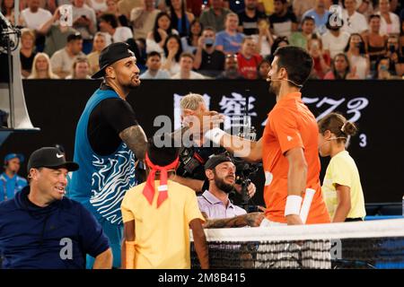 Melbourne, Australien. 13. Januar 2023. Novak Djokovic aus Serbien und Nick Kyrgios aus Australien schütteln sich nach einem Praxisspiel die Hand, wobei die Erlöse für wohltätige Zwecke in der Rod Laver Arena vor den Australian Open 2023 in Melbourne, Australien, verwendet werden. Sydney Low/Cal Sport Media/Alamy Live News Stockfoto