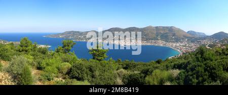 Blick auf die Hauptstadt der Insel Samos von einem gegenüberliegenden Hügel. Stockfoto