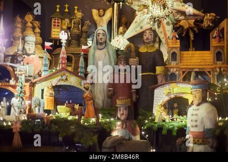 Weihnachtshaus mit einem Engel und einer religiösen Geschichte über Jesus in Krakau. Stockfoto