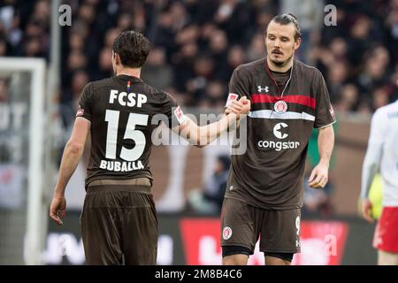 ARCHIVFOTO: Alex MEIER wird am 17. Januar 2023 40, Daniel BUBALLA (links, St. Pauli) und Alex MEIER (St. Pauli) sind nach dem letzten Pfeifen enttäuscht, enttäuscht, Enttäuschung, Enttäuschung, traurig, Frustriert, frustriert, frustriert, Händedruck, halbe Figur, Halbfigur, Querformat, Geste, Geste, Fußball 2. Bundesliga, 25. Spieltag, FC St.Pauli (St.Pauli) - HSV Hamburg Hamburg Hamburg (HH) 0: 4, am 03./10/2019 in Hamburg, Deutschland. Â Stockfoto