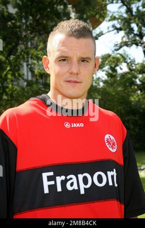 Frankfurt, Deutschland. 11. Juli 2009. ARCHIVFOTO: Alex MEIER wird am 17. Januar 2023 40, Alexander MEIER, Alex Meier, Fußballspieler, Portrait, Portrait, Teampräsentation Eintracht Frankfurt, Bundesliga Staffel 2009/10, Teampräsentation, Teampräsentation, Staffel 2009/2010, Fußball 1. Bundesliga-Fußball, Liga1, season0910. 11.07.2009 ?Sven Simon#Prinzess-Luise-Straße 41#45479 Mülheim/R uhr #Tel. 0208/9413250#Fax. 0208/9413260#Konto. 244 293 433 P ostbank E ssen BLZ 360 100 43# www.SvenSimon.net. Kredit: dpa/Alamy Live News Stockfoto