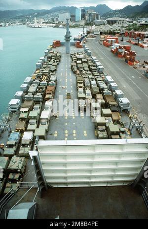 Fahrzeuge, die der 25. Infanteriedivision der Armee (Light) zugewiesen sind, stehen auf dem oberen Deck des strategischen Seeschiffs CAPE HORN (T-AKR-5068). Das CAPE HORN transportiert die Fahrzeuge nach Thailand für die Übung Cobra Gold '89. Betreff Betrieb/Serie: COBRA GOLD '89 Staat: Hawaii (HI) Land: Vereinigte Staaten von Amerika (USA) Stockfoto