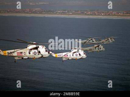 Eine rechte Seitenansicht von sechs SH-3H Sea King Hubschraubern aus Helicopter Anti-U-Boot Staffel 2 (HS-2), die in lockerer Formation fliegen, wenn sie aus einem Einsatz im Westpazifik zurückkehren. Staat: Kalifornien (CA) Land: Vereinigte Staaten von Amerika (USA) Stockfoto