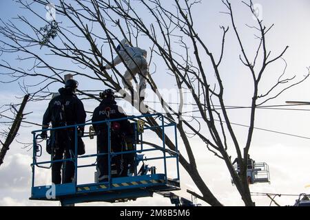 Polizisten nehmen einen Aktivisten aus einem Baum mit einer Hebebühne, die Polizei begann heute, das Dorf Luetzerath zu räumen, am 11. Januar 2023, das Dorf Luetzerath an der Westseite des Garzweiler-Braunkohlebergwerks wird im Januar 2023 ausgegraben, Luetzerath, am 11. Januar 2023 , Stockfoto