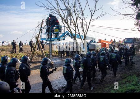 Polizisten nehmen einen Aktivisten aus einem Baum mit einer Hebebühne, die Polizei begann heute, das Dorf Luetzerath zu räumen, am 11. Januar 2023, das Dorf Luetzerath an der Westseite des Garzweiler-Braunkohlebergwerks wird im Januar 2023 ausgegraben, Luetzerath, am 11. Januar 2023 , Stockfoto