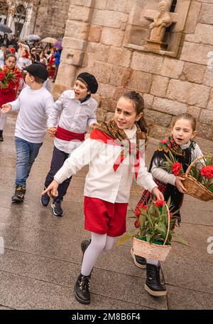 10. Januar 2023 - AMARANTE, PORTUGAL: Kinder in traditioneller Kleidung auf dem Festival Sao Gonsalo Stockfoto