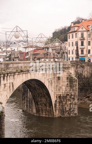 10. Januar 2023 - AMARANTE, PORTUGAL: Blick auf die Alte Brücke in Amarante Stockfoto