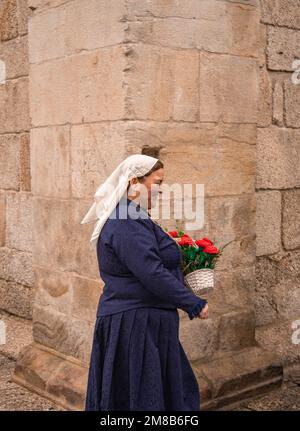 10. Januar 2023 - AMARANTE, PORTUGAL: Frau in antiker Kleidung auf dem Festival Sao Gonsalo Stockfoto