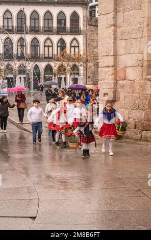 10. Januar 2023 - AMARANTE, PORTUGAL: Kinder in traditioneller Kleidung auf dem Festival Sao Gonsalo Stockfoto