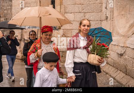 10. Januar 2023 - AMARANTE, PORTUGAL: Kinder in traditioneller Kleidung auf dem Festival Sao Gonsalo Stockfoto