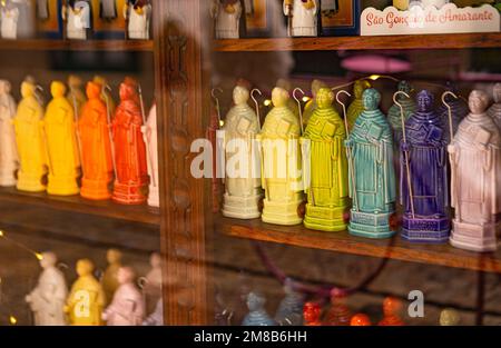 Showcase mit vielen Statuen von St. Gonsalo Stockfoto