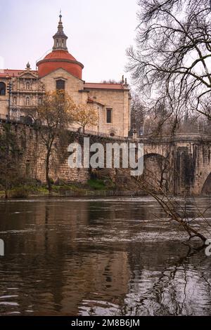 Blick auf das Kloster Sao Gonsalo mit alter Brücke und Fluss Tamega in Amarante Stockfoto