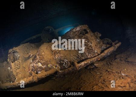 Fiat 1100 Berlina-Autos in der Wrack-Frachthalle von Umbrien, in der Nähe von Port Sudan, einem der berühmtesten Wracks der Welt und dem Roten Meer. Stockfoto