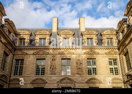 Das Hôtel de Sully, Paris, Frankreich, wurde um 1630 erbaut. Jetzt Heimat des Centre des Monuments Nationaux Stockfoto