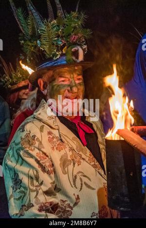 Eine der Leominster Morris zündet vor der jährlichen zwölften Fackelprozession und Wassail in Burton Court, Herefordshire, Großbritannien Stockfoto