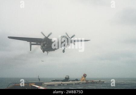 Ein Airborne Early Warning Squadron 120 (VAW-120) C-2A Greyhound-Flugzeug kommt zu einer festgenommenen Landung auf dem Cockpit des nukleargetriebenen Flugzeugträgers USS DWIGHT D. EISENHOWER (CVN 69) während der Carrier Qualification außerhalb der Virginia Capes. Land: Atlantik (AOC) Stockfoto