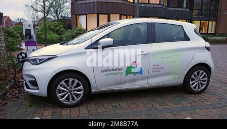 Emlichheim, Deutschland Januar 11 2023 - Alle Elektroautos sind an eine Ladestation angeschlossen. Das ist ein weißer Renault Zoe aus Grafshafter Carsharing. Stockfoto