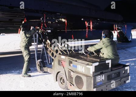 Ein Mitglied der 5. Munitions Maintenance Squadron verwendet einen MJ-1 Bombenlader, um Mark 82 500-lb zu positionieren. Bomben auf den Laderpylon eines B-52H Stratofortress-Flugzeugs während der Strategic Air Command-Übung Giant Warrior '89. Betreff Operation/Serie: RIESENKRIEGER '89 Stützpunkt: Luftwaffenstützpunkt Eielson Bundesstaat: Alaska (AK) Land: Vereinigte Staaten von Amerika (USA) Stockfoto