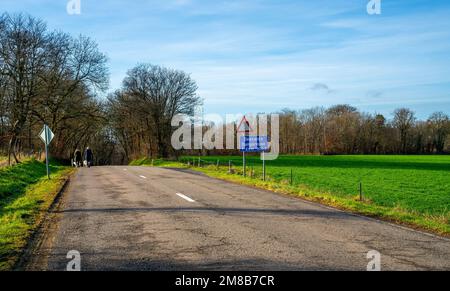 Straße mit "bedrohlicher Abfuhr" in den Ardennen, Belgien Stockfoto