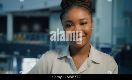 Nahaufnahme weibliches Geschäftsporträt im Büro Porträt afroamerikanisch lächelnd Geschäftsfrau professionell fröhliches Lächeln fröhlicher Manager ethnisch Stockfoto