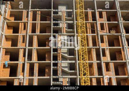 Das mehrstöckige Apartmentgebäude wird im Zuge der Bauarbeiten auf der Baustelle errichtet Stockfoto