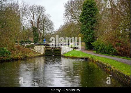 Hanwell Locks am Grand Union Canal in Hanwell, Greater London, Großbritannien. Schloss Nummer 96 beim Hanwell-Flug der Schleusen, die im Regen gesehen werden. Stockfoto