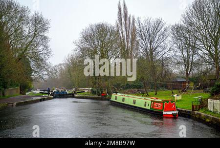 Hanwell Locks am Grand Union Canal in Hanwell, Greater London, Großbritannien. Ein Kanalboot, das bei Schleuse Nummer 96 festgemacht ist und im Regen gesehen wurde. Stockfoto