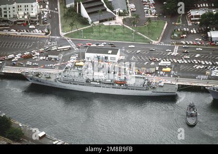 Ein Luftbalken des chinesischen Marine-Ausbildungsschiffs Zheng Er hielt sich zu Beginn eines kulturellen Austauschs am Pier fest. Der große Hafenschlepper Waxahatchie (YTB-814) bewegt sich hinter das Schiff. Basis: Marinestützpunkt, Pearl Harbor Bundesstaat: Hawaii (HI) Land: Vereinigte Staaten von Amerika (USA) Stockfoto