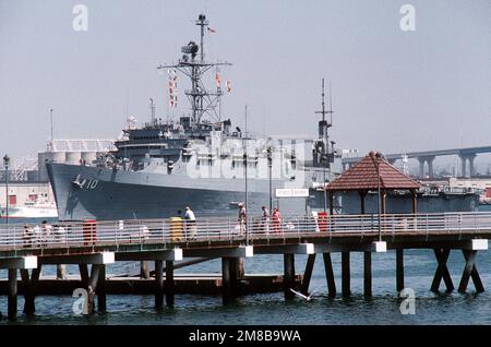 Ein Hafenbogenblick auf das Amphibiendock USS JUNEAU (LPD-10), während sich das Schiff auf die Abfahrt nach Alaska vorbereitet. Das JUNEAU wird zur Beseitigung der massiven Ölpest eingesetzt, die sich ereignet hat, als der Handelstanker EXXON VALDEZ am 24. März auf Grund lief, während er die Gewässer des Prince William Sound durchquerte. Basis: San Diego Staat: Kalifornien (CA) Land: Vereinigte Staaten von Amerika (USA) Stockfoto