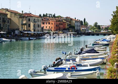 Boote am Ufer des Flusses Mincio. Italien Stockfoto