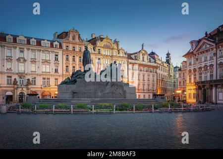 Jan Hus-Gedenkstätte am Altstädter Ring bei Sonnenuntergang - Prag, Tschechische Republik Stockfoto