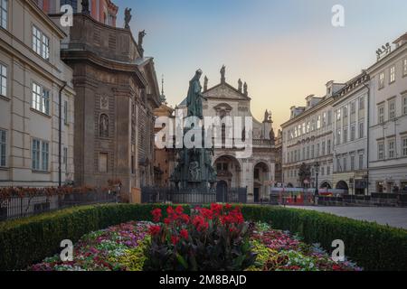 Krizovnicke Platz mit Karl IV Statue und St. Salvatorkirche - Prag, Tschechische Republik Stockfoto